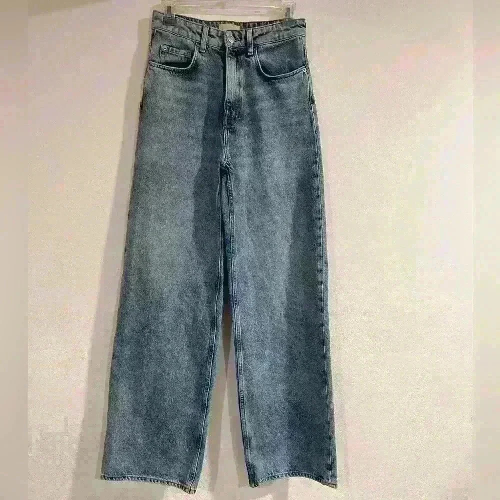 H&M wide leg boot cut women jeans size 2 or Euro 34. Pre owned like new